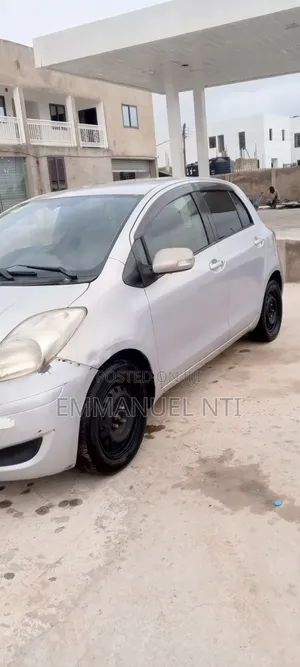 Toyota Vitz 2011 Silver