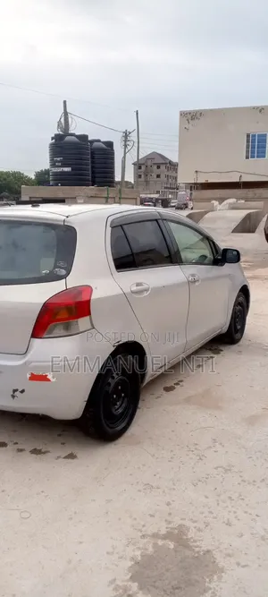 Toyota Vitz 2011 Silver