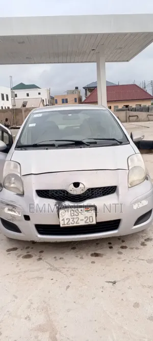Toyota Vitz 2011 Silver