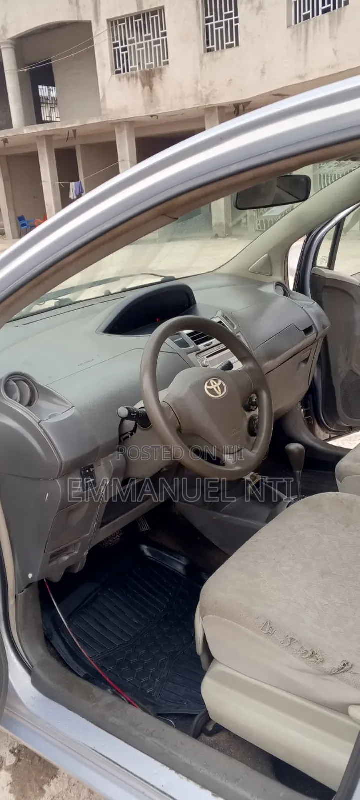 Toyota Vitz 2011 Silver