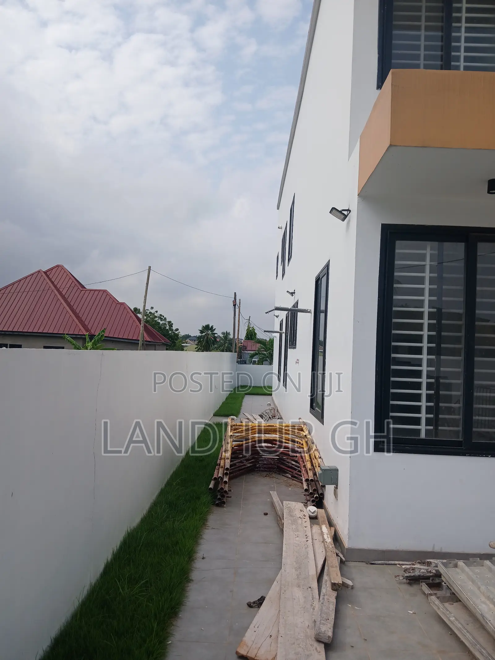 4bdrm Townhouse/Terrace in Oyarifa Mall Area for sale
