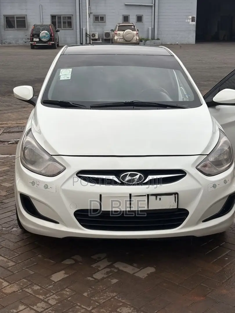 Hyundai Accent SE 4dr Hatchback (1.6L 4cyl 6A) 2014 White