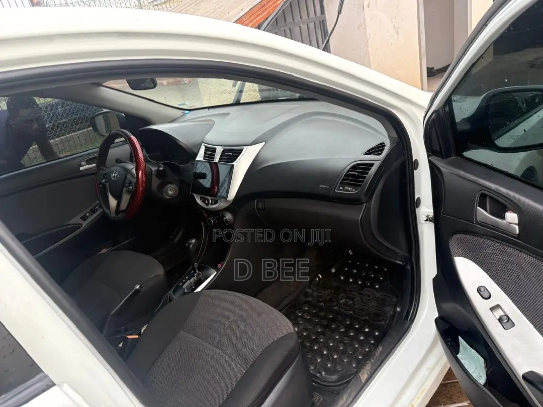 Hyundai Accent SE 4dr Hatchback (1.6L 4cyl 6A) 2014 White