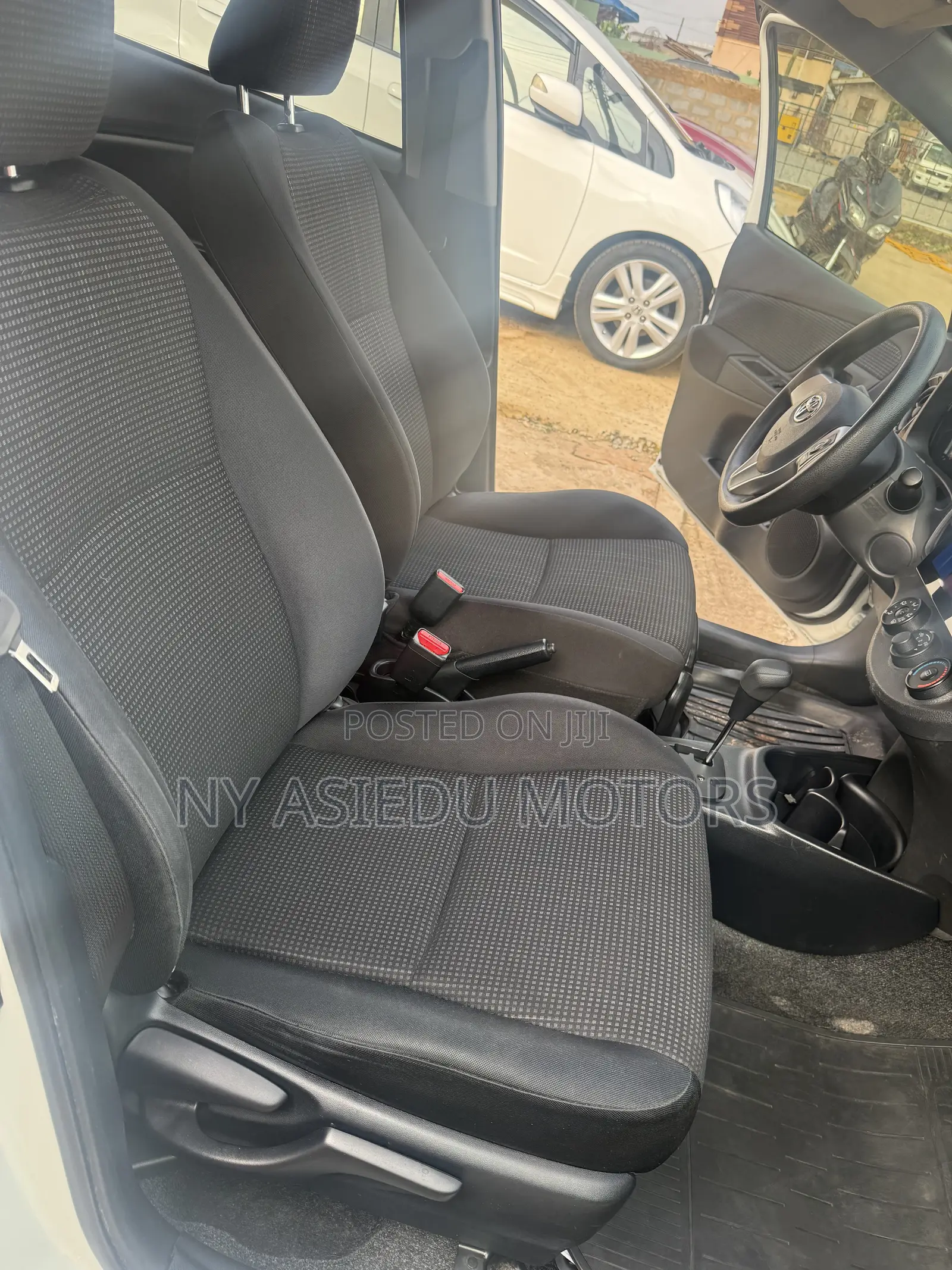 Toyota Vitz 1.3 FWD 5dr 2015 White