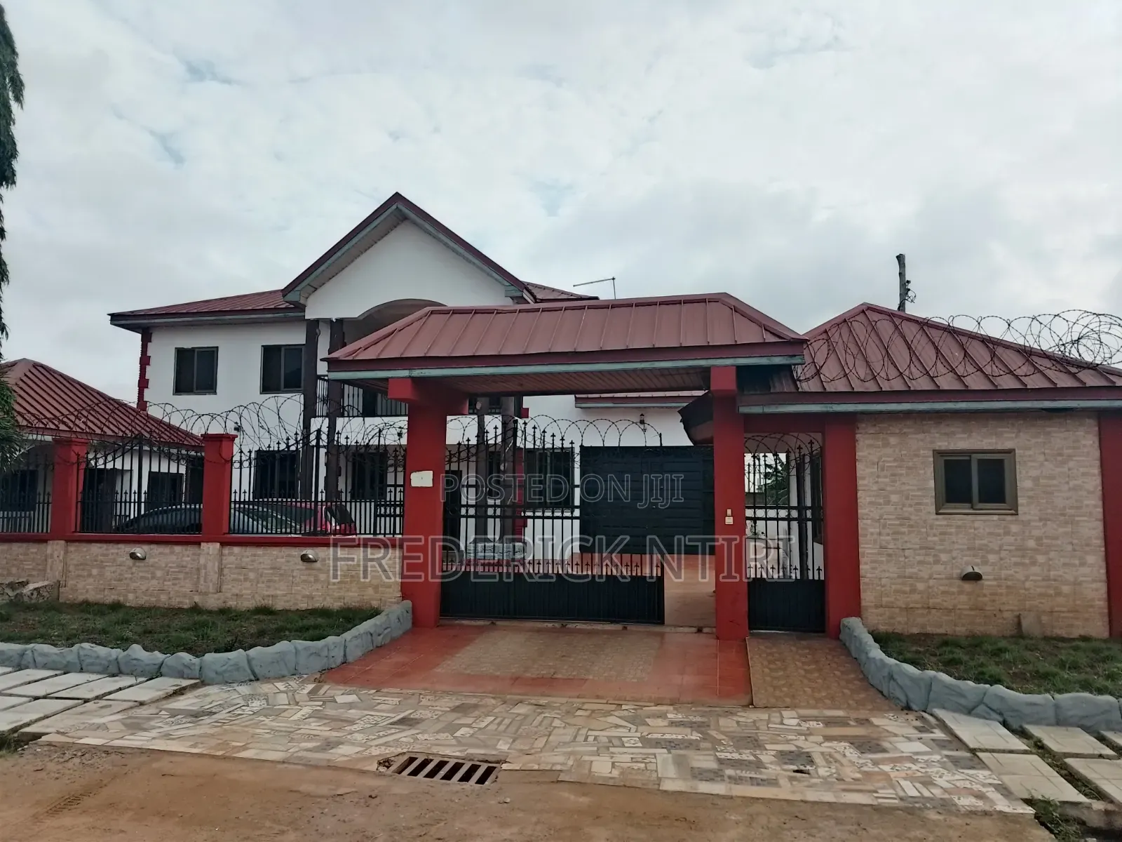 6bdrm Mansion in Tema Metropolitan for sale
