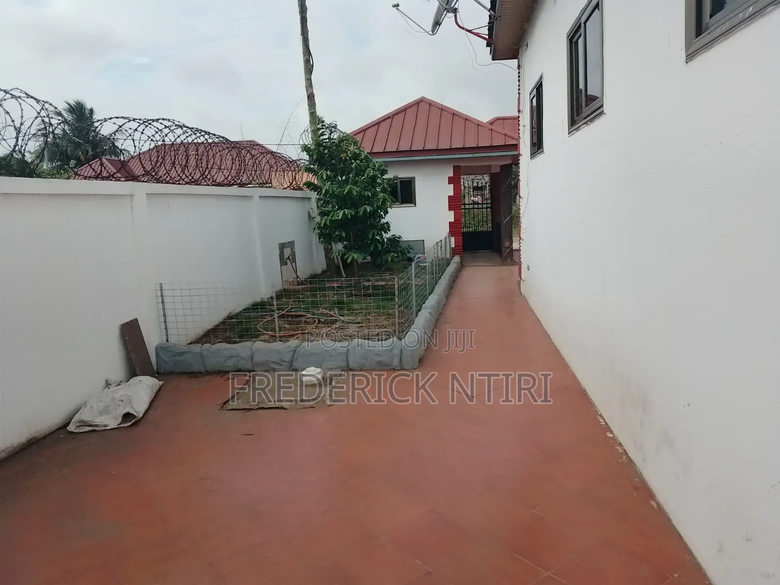 6bdrm Mansion in Tema Metropolitan for sale