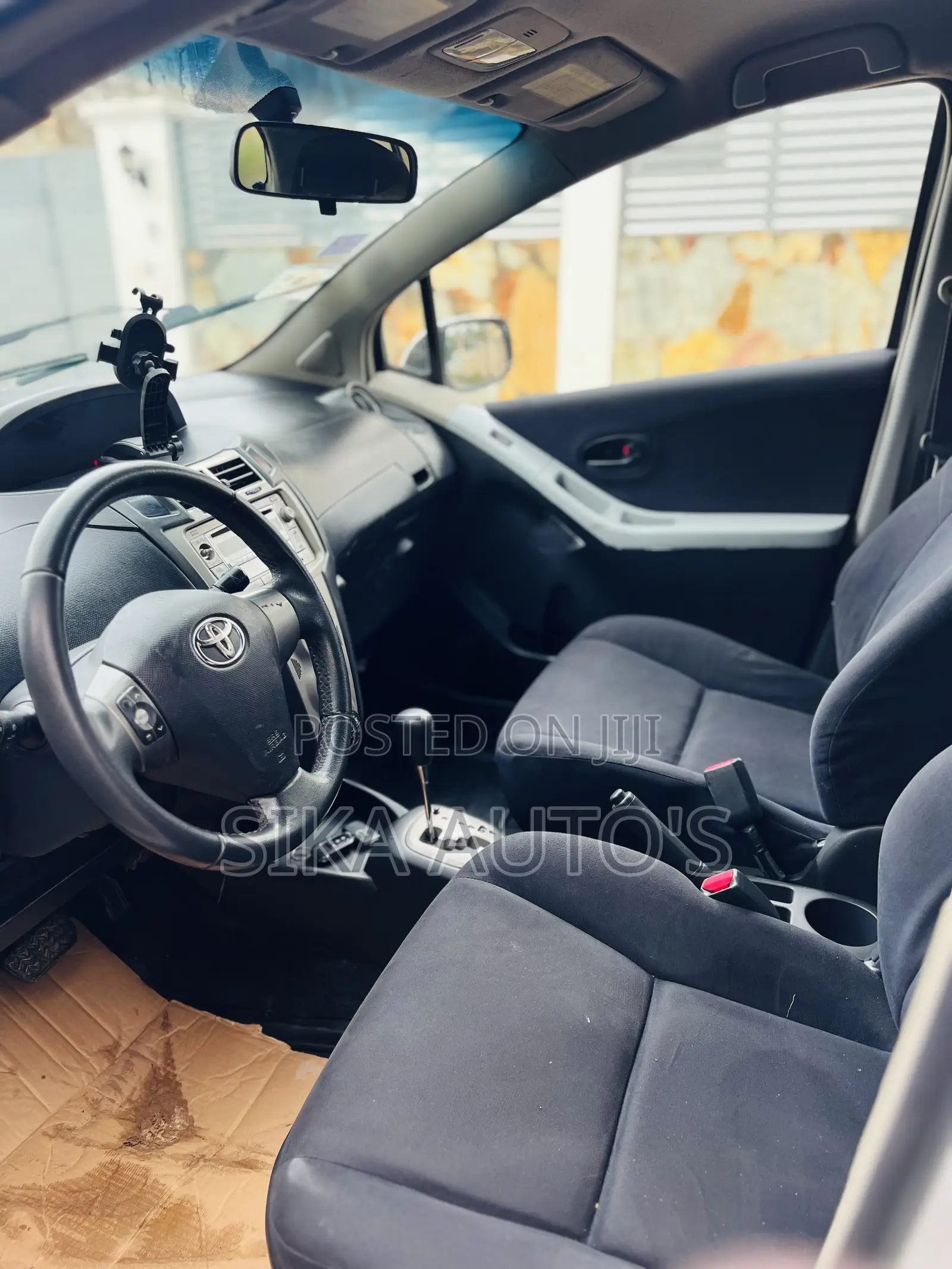 Toyota Vitz 1.3 AWD 5dr 2010 White