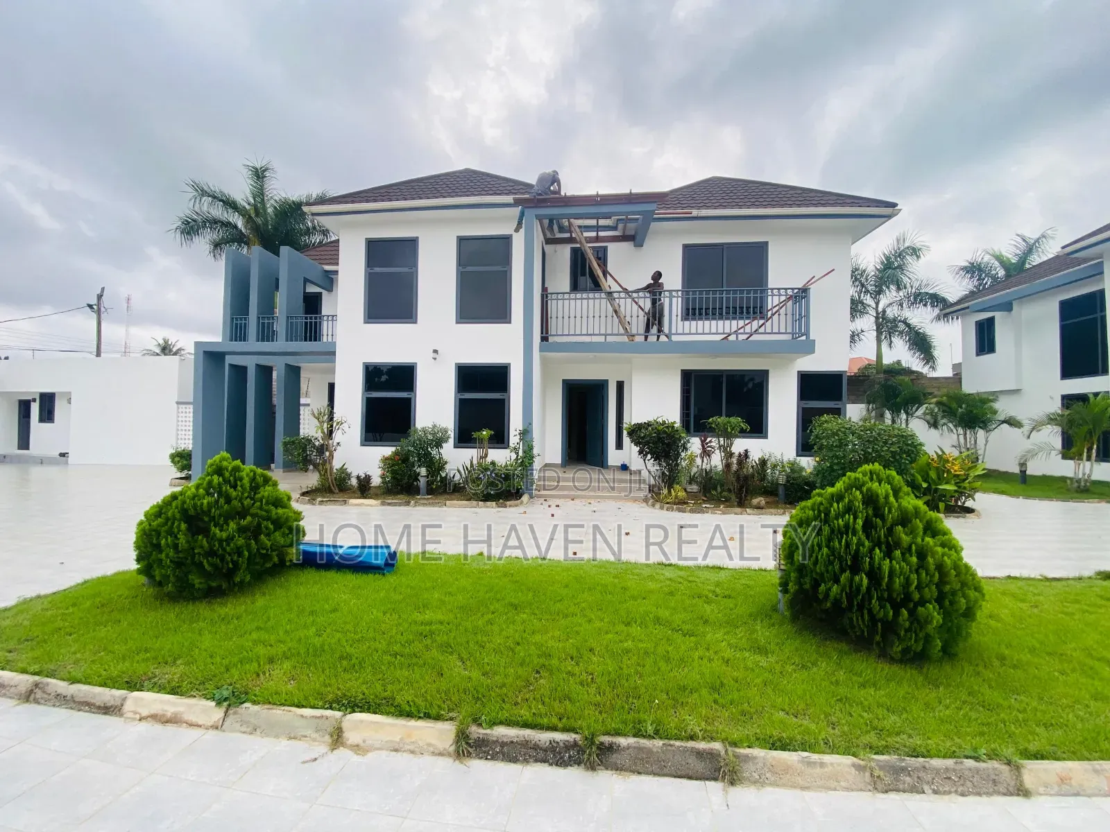 8bdrm House in Abelemkpe, Lincoln School Area for rent