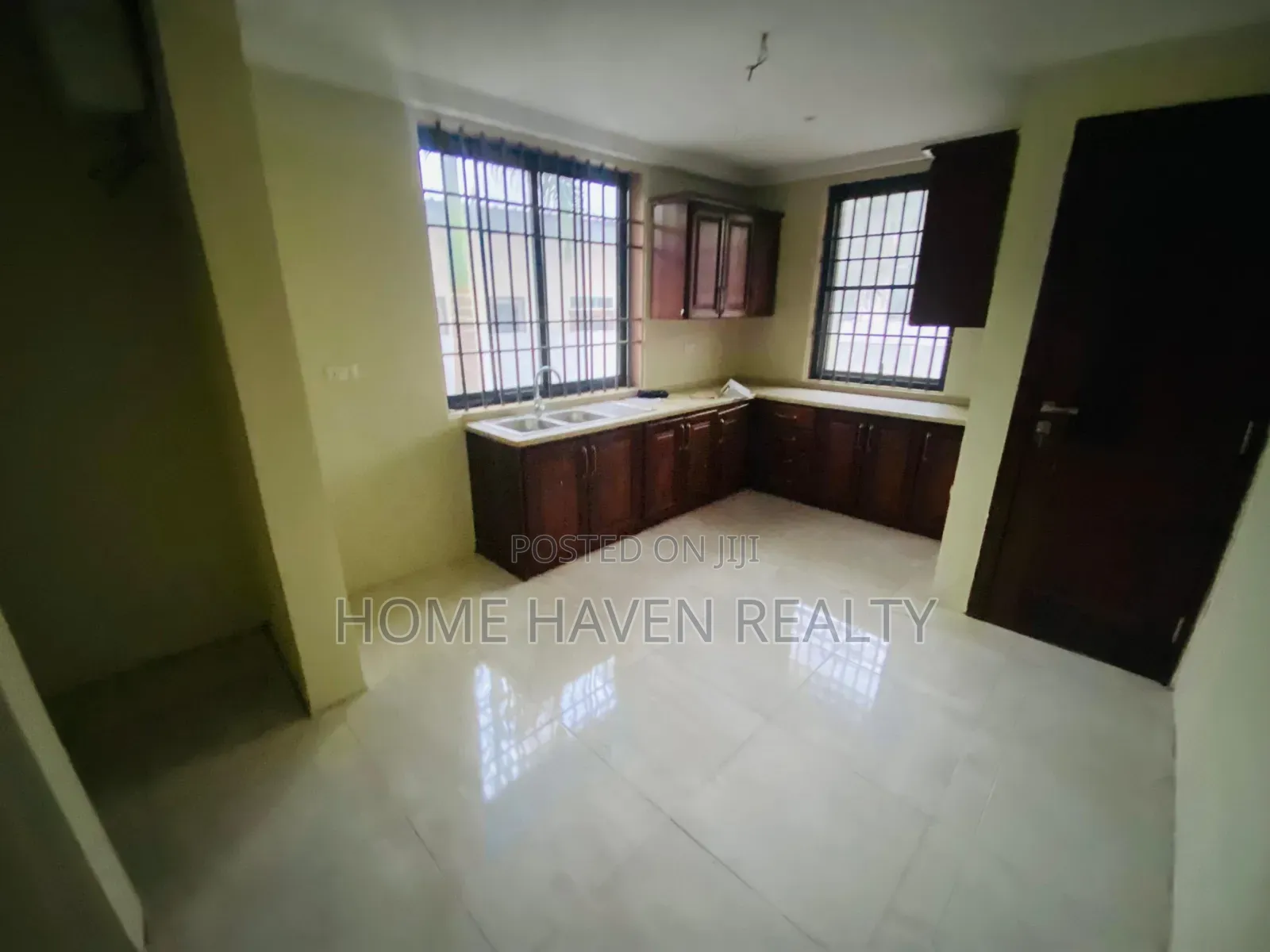 8bdrm House in Abelemkpe, Lincoln School Area for rent