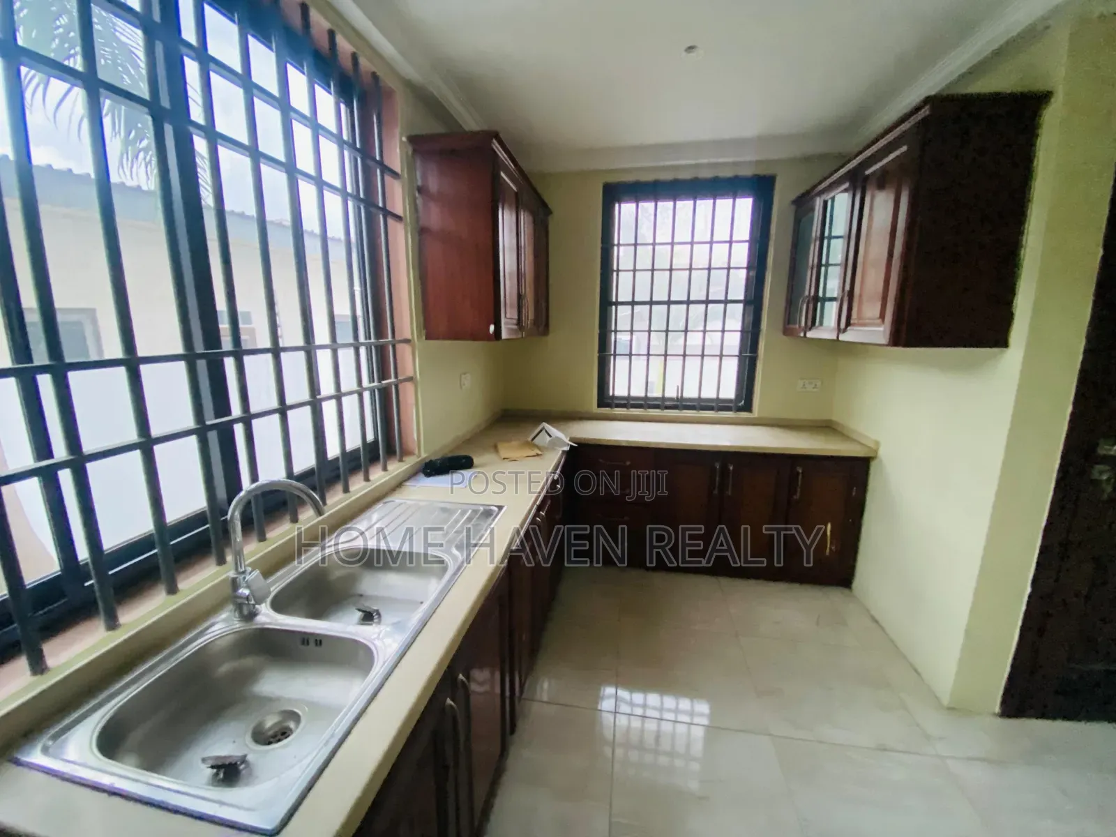 8bdrm House in Abelemkpe, Lincoln School Area for rent
