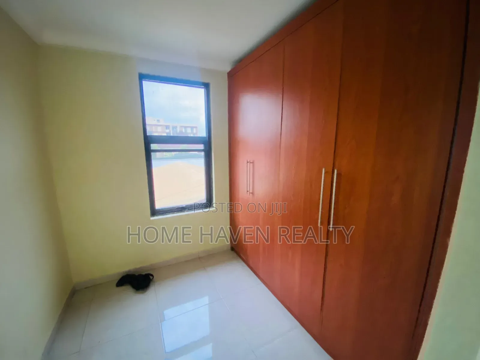 8bdrm House in Abelemkpe, Lincoln School Area for rent