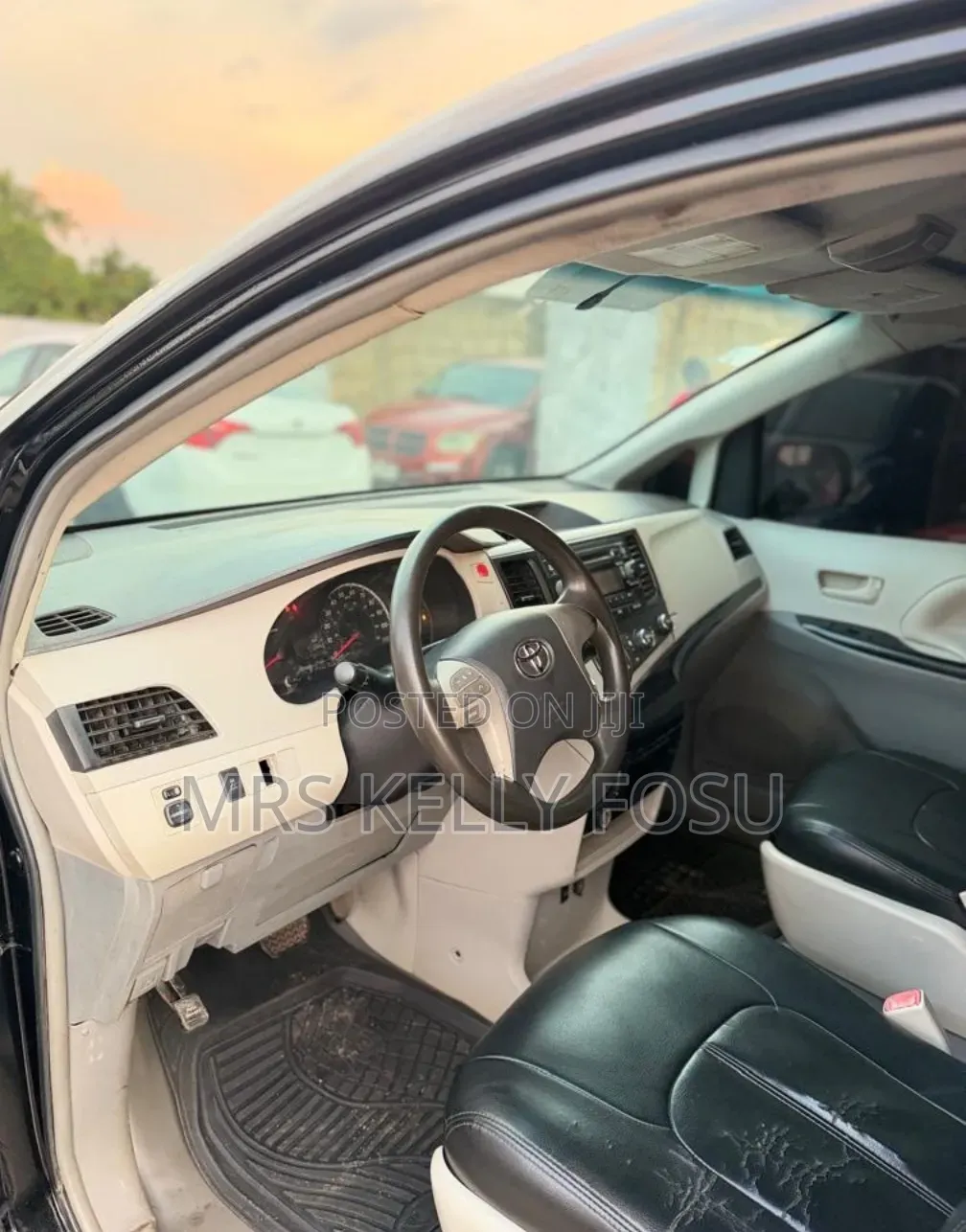 Toyota Sienna 2013 Black