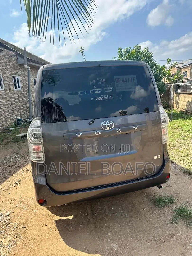 Toyota Voxy 2013 Gray