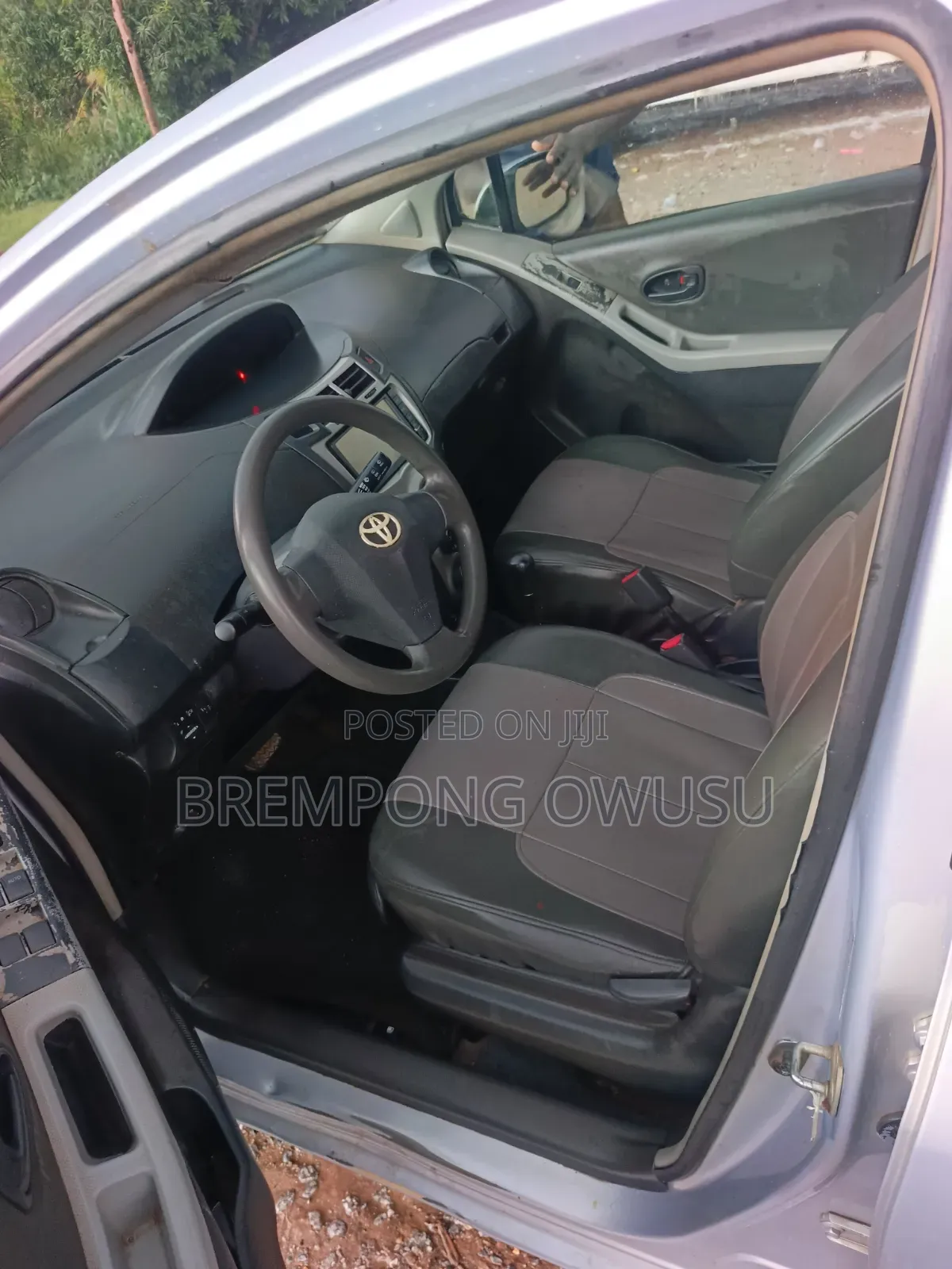 Toyota Vitz 2010 Silver