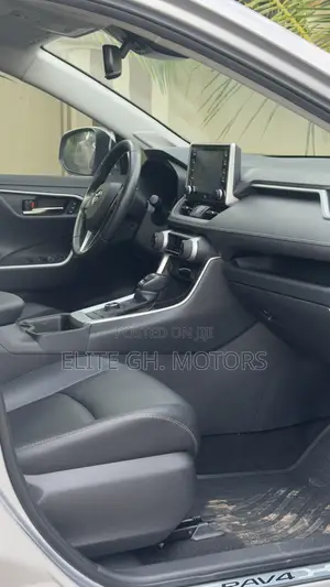 Toyota RAV4 2024 Silver
