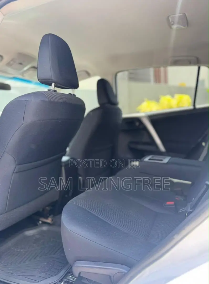 Toyota RAV4 LE FWD (2.5L 4cyl 6A) 2017 White