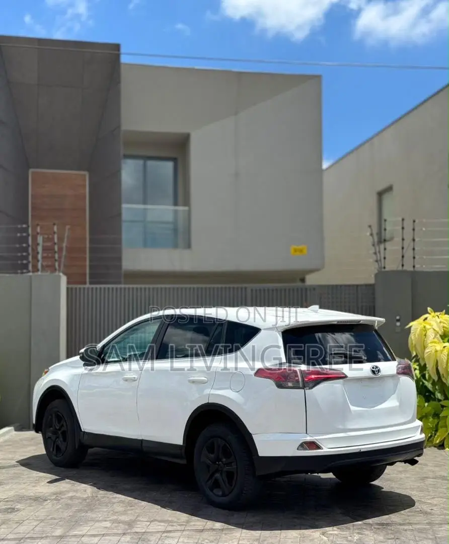 Toyota RAV4 LE FWD (2.5L 4cyl 6A) 2017 White