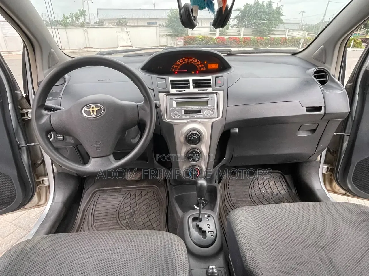 Toyota Vitz 2010 Silver