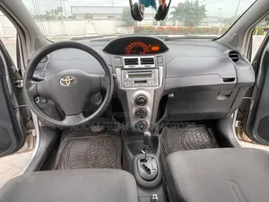 Toyota Vitz 2010 Silver