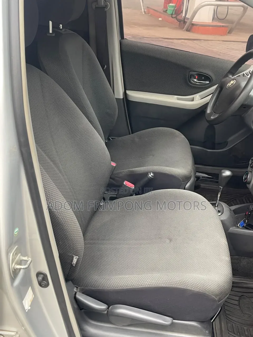 Toyota Vitz 2010 Silver