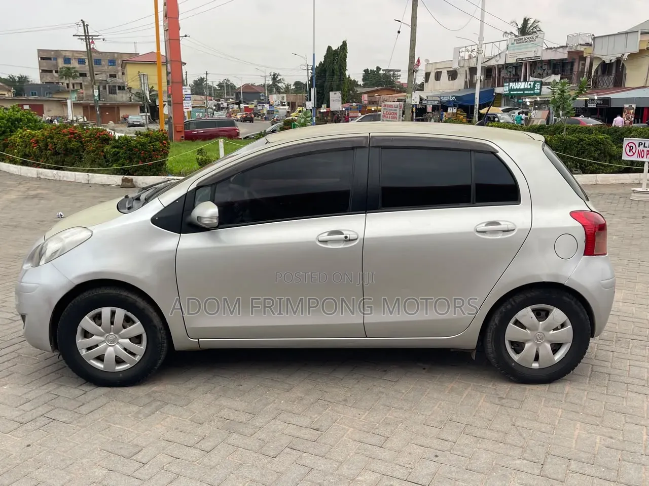 Toyota Vitz 2010 Silver