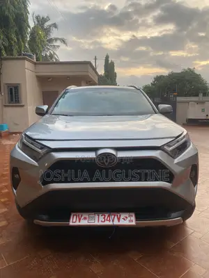 Toyota RAV4 XLE 2025 Silver