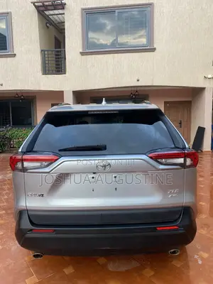 Toyota RAV4 XLE 2025 Silver