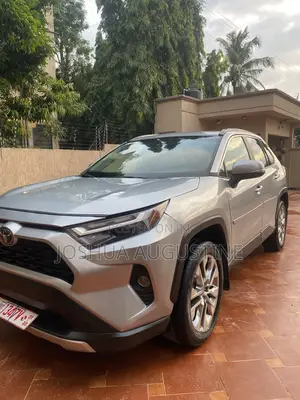 Toyota RAV4 XLE 2025 Silver