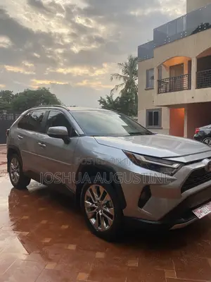 Toyota RAV4 XLE 2025 Silver