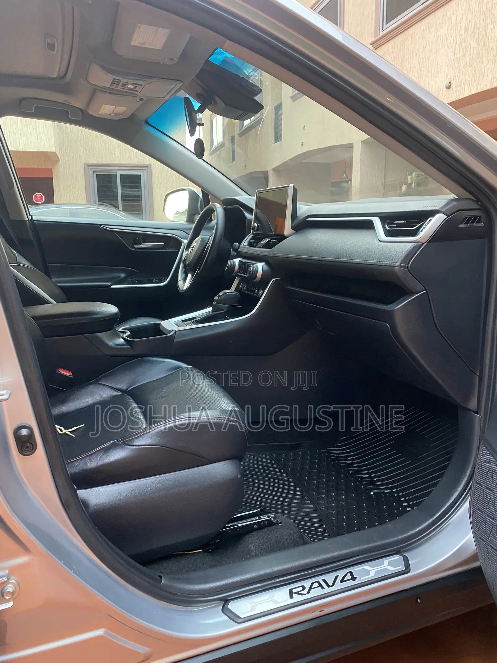 Toyota RAV4 XLE 2025 Silver