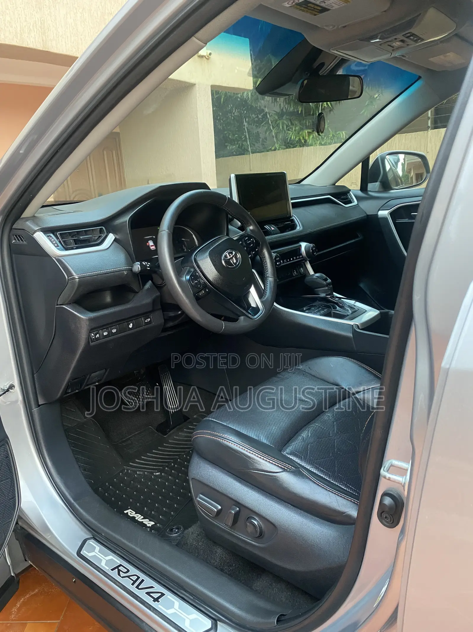 Toyota RAV4 XLE 2025 Silver