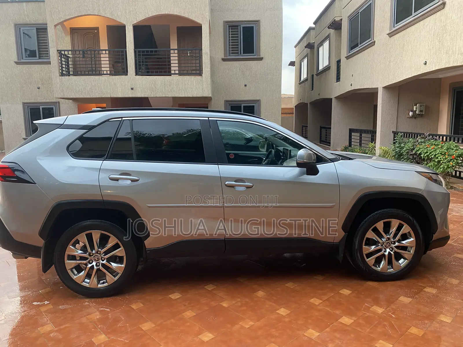 Toyota RAV4 XLE 2025 Silver