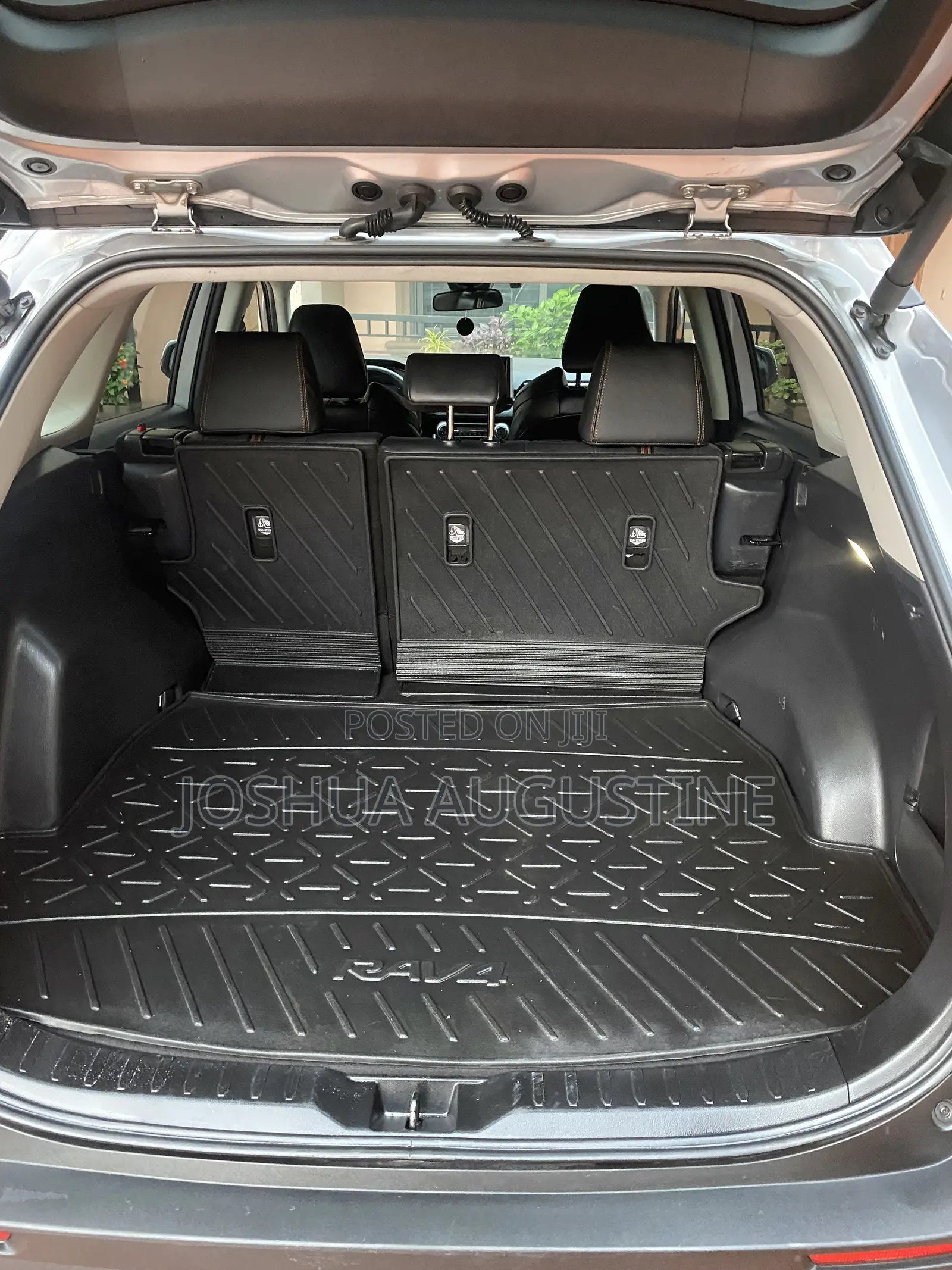 Toyota RAV4 XLE 2025 Silver