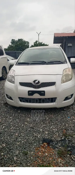 Toyota Vitz 2010 White