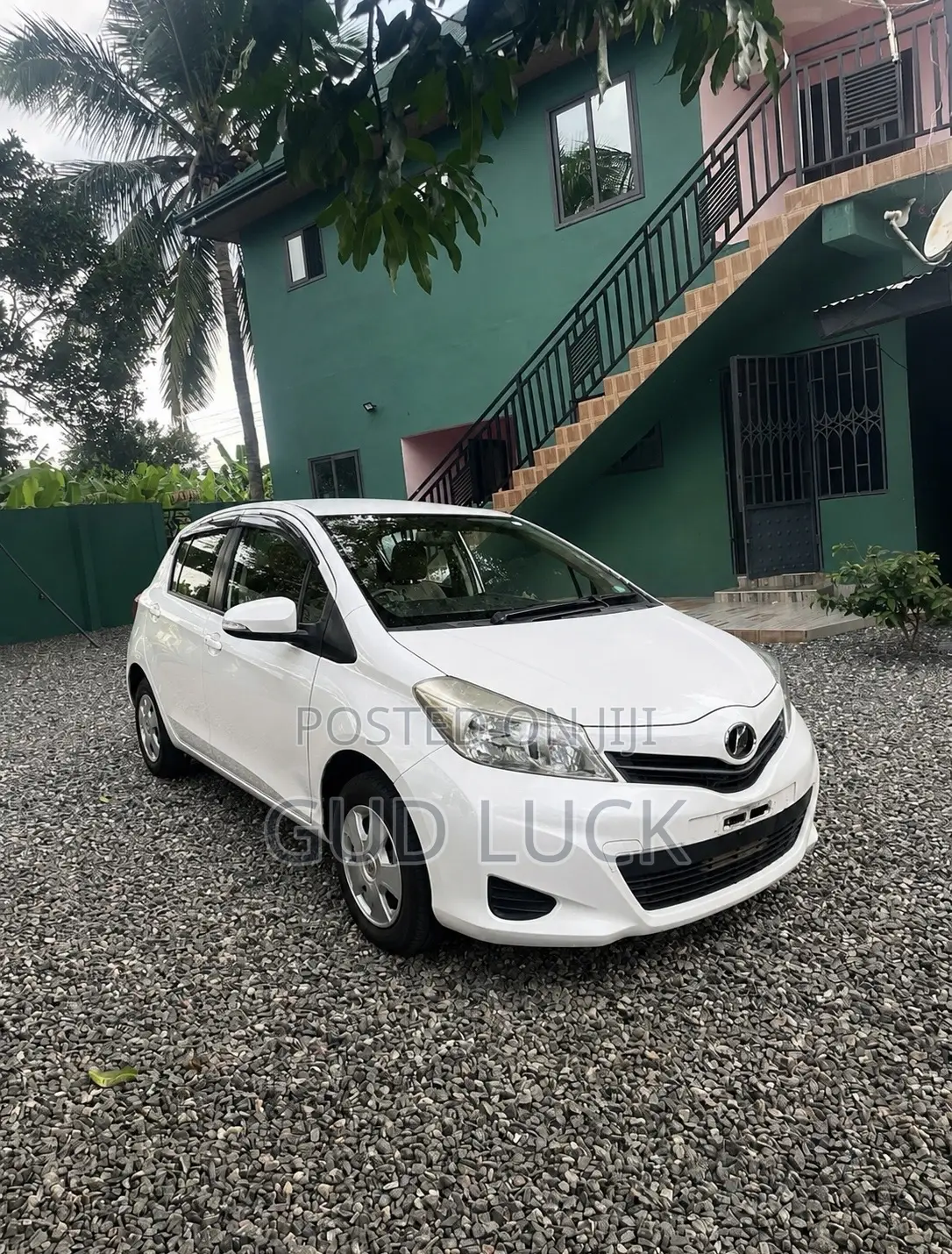 Toyota Vitz 1.3 AWD 5dr 2012 Pearl