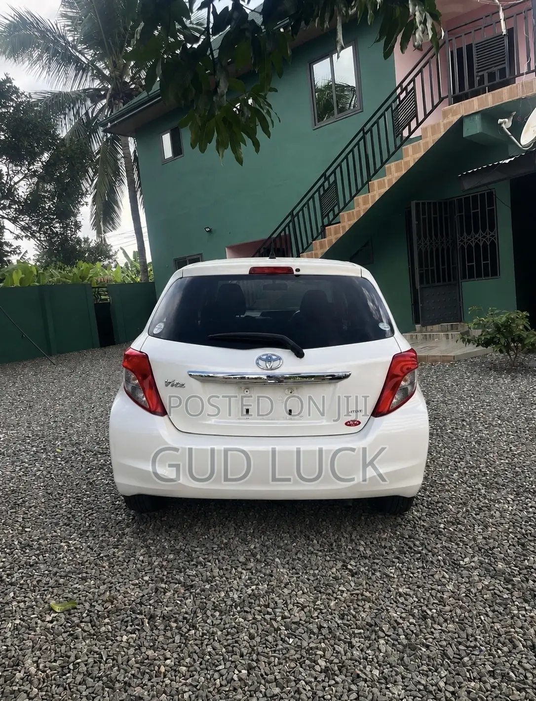 Toyota Vitz 1.3 AWD 5dr 2012 Pearl