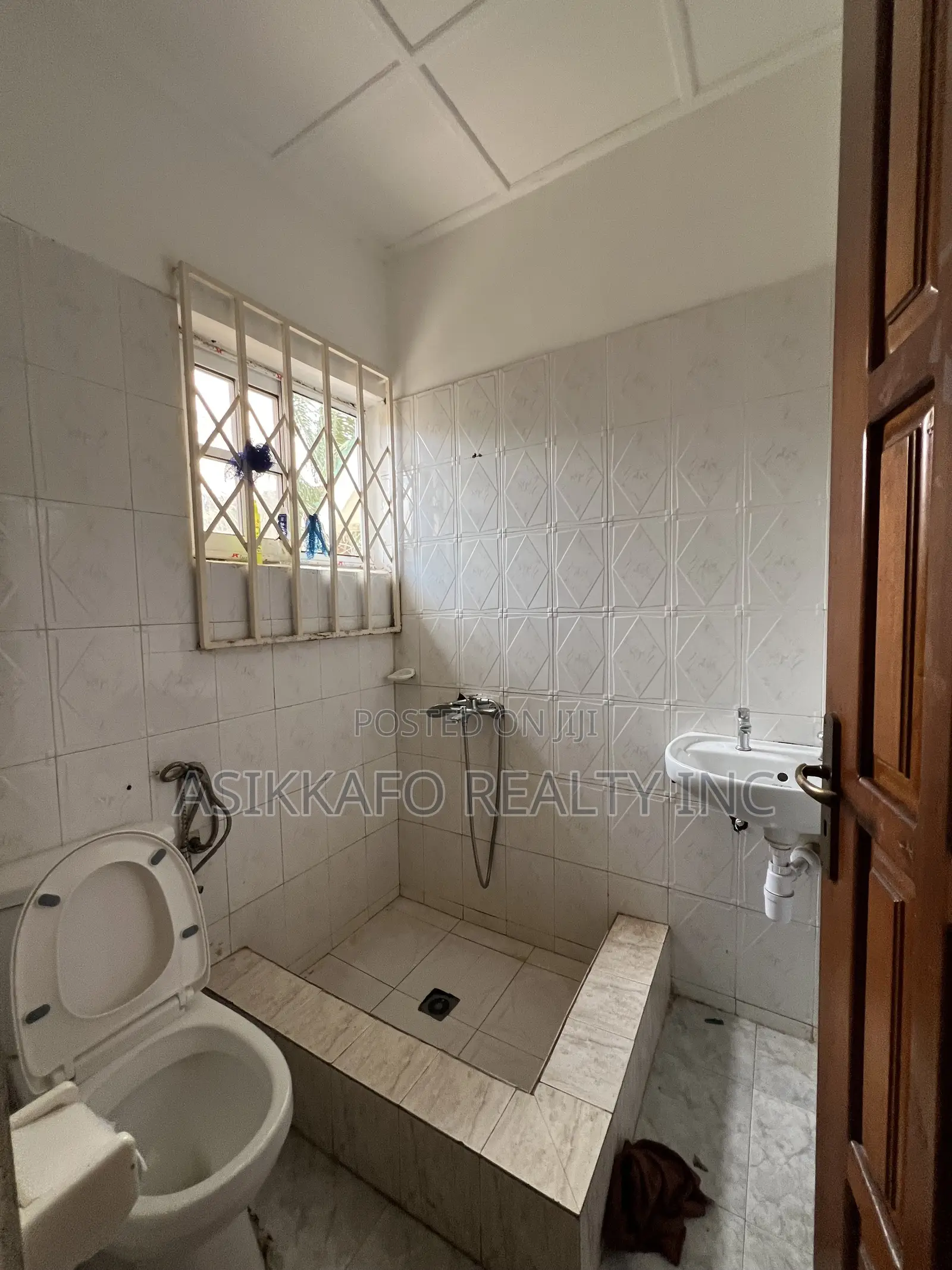 3bdrm House in Baatsona, Spintex for rent