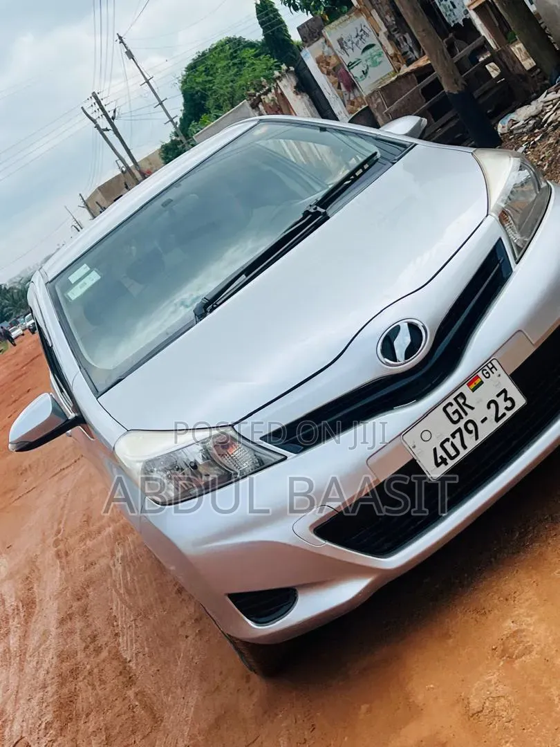 Toyota Vitz 2013 Silver