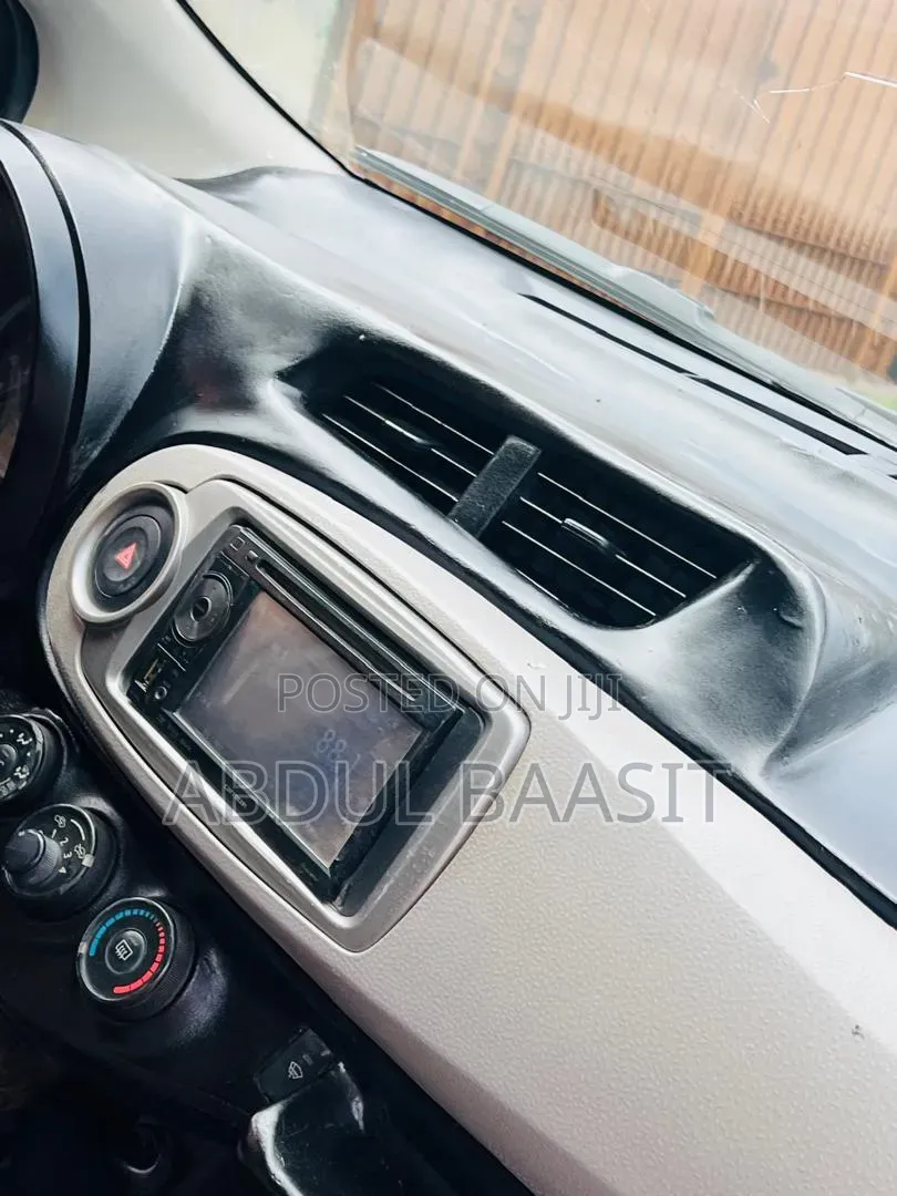 Toyota Vitz 2013 Silver