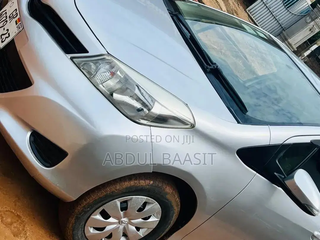 Toyota Vitz 2013 Silver