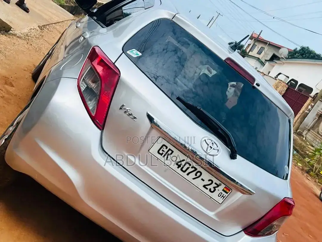 Toyota Vitz 2013 Silver