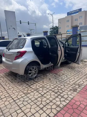 Toyota Vitz 1.3 AWD 5dr 2016 Silver