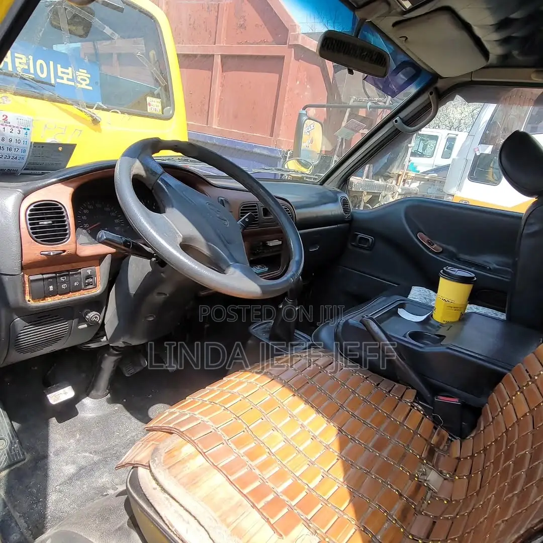 Hyundai H-100 2002 Yellow