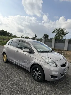 Toyota Vitz 1.3 FWD 3dr 2010 Gray