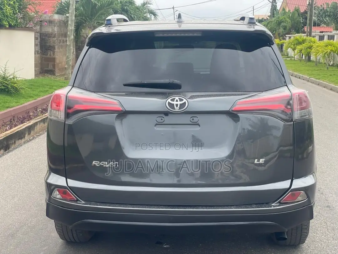 Toyota RAV4 LE 4dr SUV (2.5L 4cyl 6A) 2018 Gray