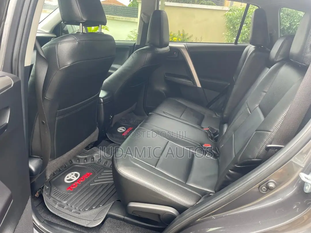 Toyota RAV4 LE 4dr SUV (2.5L 4cyl 6A) 2018 Gray