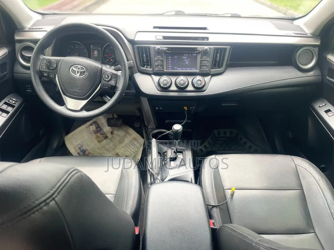 Toyota RAV4 LE 4dr SUV (2.5L 4cyl 6A) 2018 Gray