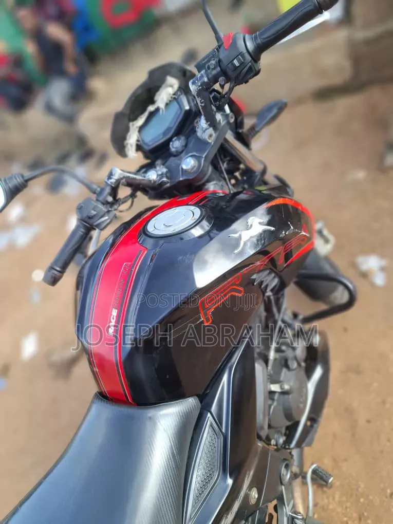 TVS Apache 180 RTR 2025 Black