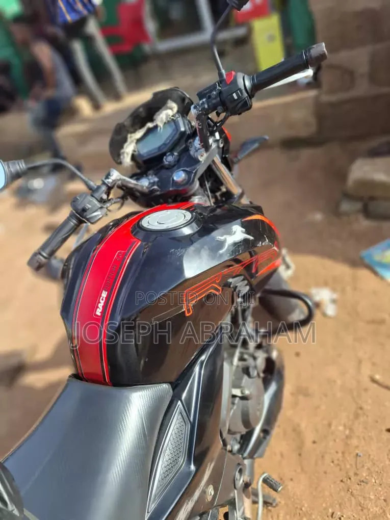 TVS Apache 180 RTR 2025 Black