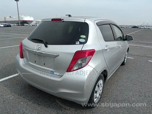 Toyota Vitz 2014 Silver